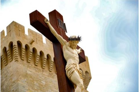 En framställning av den korsfäste Kristus framför Notre Dame des Doms-katedralen i Avginon, Frankrike, 27 april 2025.