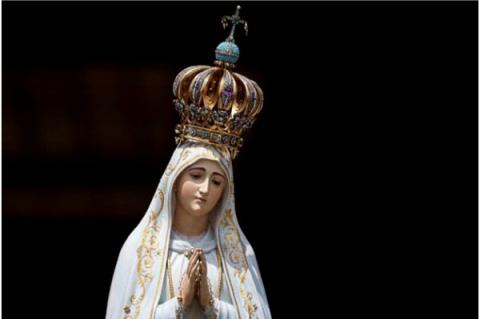 Bilden av Vår Fru av Fatima bärs under en procession vid Fatima-helgedomen i centrala Portugal den 13 maj 2024.