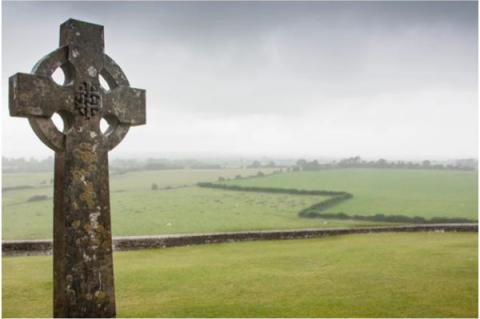 Irländskt högkors vid klippan av Cashel i grevskapet Tipperary, Irland