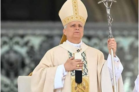 Påven Leo XIV håller Regina Caeli-bönen efter en helig mässa för början av sitt pontifikat på Petersplatsen i Vatikanen den 18 maj 2025.
