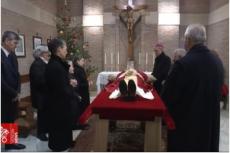 Påven emeritus Benedikt vilar i sitt hem med hela sitt hushåll som ber för honom