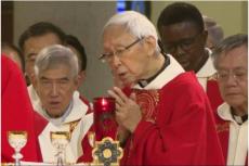 Kardinalen Joseph Zen deltar i gudstjänsten som leddes av Hong Kongs biskop och nya kardinal Stephen Chow, ej med på bilden, i Hong Kongs Katedral Den Obefläckade Avlelsen i Hong Kong den 4 november 2023