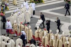Påven Franciskus hälsar på kardinaler och biskopar under påskmässan på Petersplatsen den 31 mars