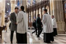 Unga präster markerar korstecknet på människors pannor på askonsdagen i St. Patricks Cathedral, New York, 14 februari 2024