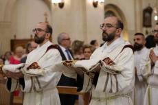Inträdet i franciskanerkyrkan i Aleppo, Syrien, av tvillingarna George och Johnny Jallouf, munkar av det heliga landet, som vigdes till präster den 6 juli 2024.