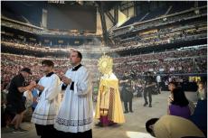 En trogen folkmassa tillber Kristus på Lucas Oil Stadium under den 10:e nationella eukaristiska kongressen.