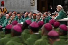 Påven Franciskus talar till de närvarande vid den avslutande mässan för synoden om synoden den 27 oktober i Peterskyrkan i Vatikanen