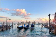 Gondoler längs Markusplatsen i Venedig