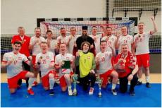 Polska futsalspelare poserar för ett foto efter att ha vunnit den 17:e årliga europeiska futsaltävlingen.