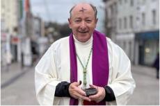 Biskop Alphonsus Cullinan delar ut aska på askonsdagen den 5 mars i Waterford City, Irland.