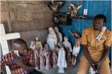 Religiösa figurer sitter i Anthony Agasis verkstad i Onitsha, Nigeria, 28 februari 2023.