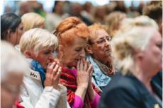Över 10 000 pilgrimer samlades vid den nationella Mariahelgedomen i Knock, Irland, för att markera 40-årsdagen av All Ireland Rosary Rally den 8 juni 2025