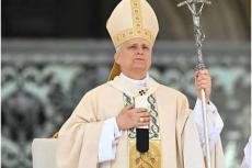 Påven Leo XIV håller Regina Caeli-bönen efter en helig mässa för början av sitt pontifikat på Petersplatsen i Vatikanen den 18 maj 2025.